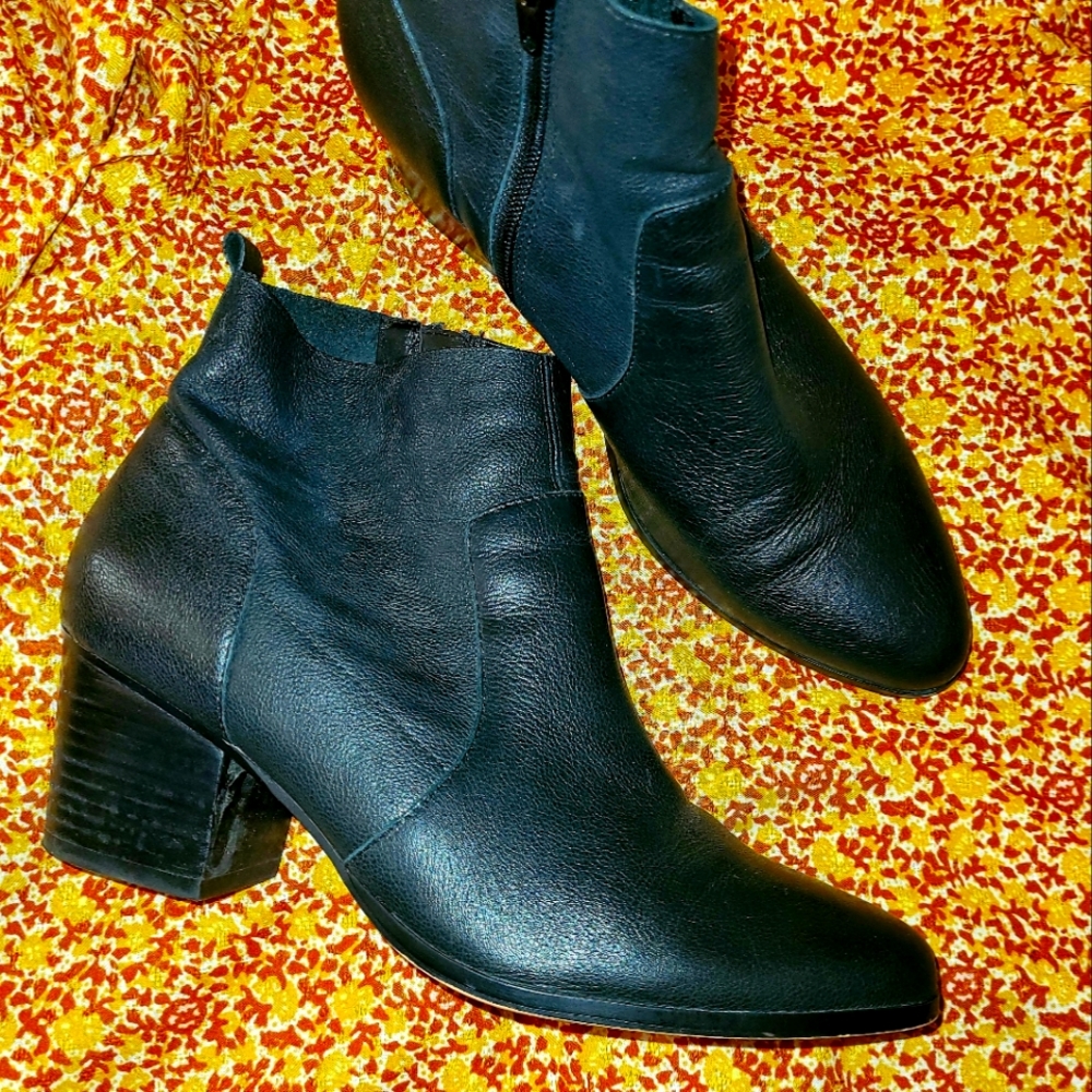 Crown Vintage black leather bootie, excellent condition, size 8.5
